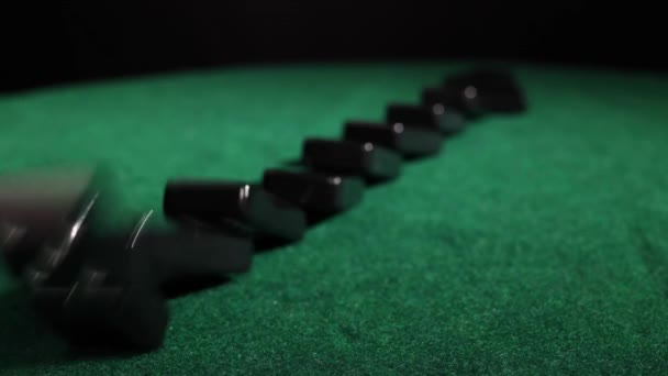 黒いドミノタイルが緑のテーブル4で崩壊する 高品質の4K映像 — ストック動画