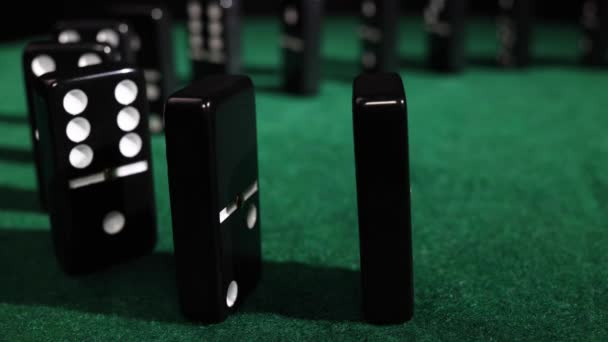 Черная Плитка Домино Падает Зеленый Стол Высококачественные Кадры — стоковое видео