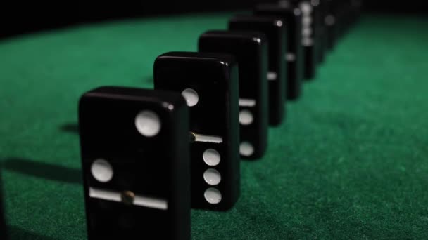 黑色多米诺骨牌倒塌在绿色桌子6上 高质量的4K镜头 — 图库视频影像