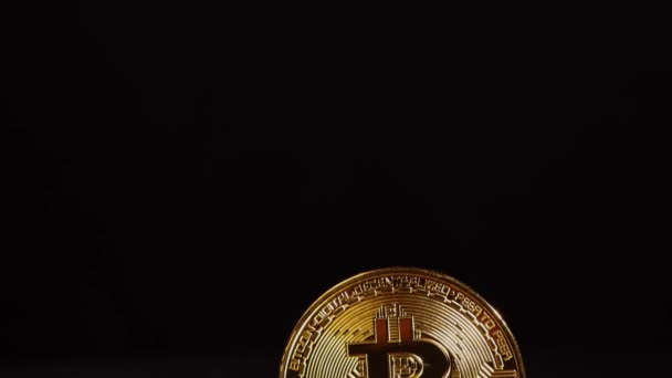 Gold Bitcoin Kryptowährung Makromünze Auf Dunklem Hintergrund Hochwertiges Filmmaterial — Stockvideo