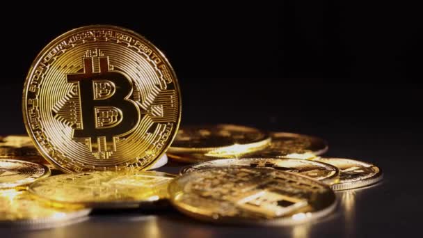 Guld Bitcoin Crypto Valuta Makro Mynt Mörk Bakgrund Högkvalitativ Film — Stockvideo