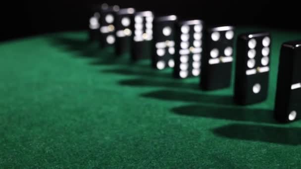 黑色的多米诺骨牌排列在3号绿色转盘上 高质量的4K镜头 — 图库视频影像