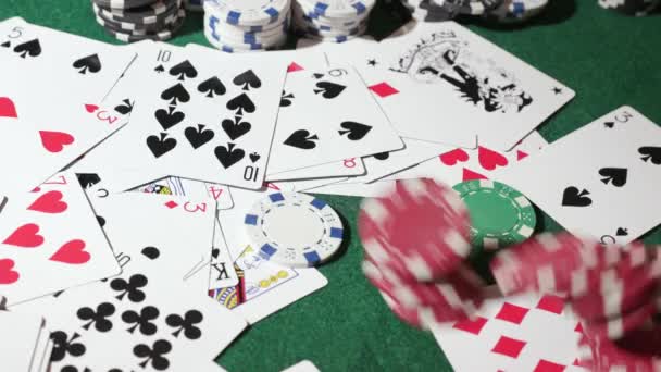 Chips Poker Con Carte Gioco Sul Tavolo Filmati Alta Qualità — Video Stock