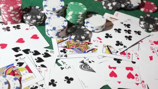 Μάρκες Πόκερ Φύλλα Στο Τραπέζι Υψηλής Ποιότητας Πλάνα — Αρχείο Βίντεο