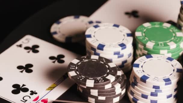 Póker Zseton Kártyákkal Asztalon Kiváló Minőségű Felvételek — Stock videók