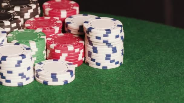 Стеки Фишек Покера Столе Высококачественные Кадры — стоковое видео
