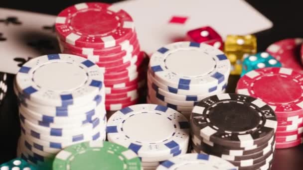 Μάρκες Πόκερ Φύλλα Παιχνιδιού Στο Τραπέζι Υψηλής Ποιότητας Πλάνα — Αρχείο Βίντεο