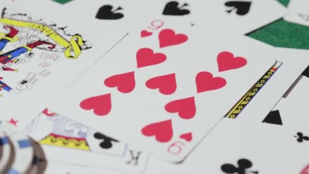 Pokerchips Mit Spielkarten Auf Tisch Hochwertiges Filmmaterial — Stockvideo