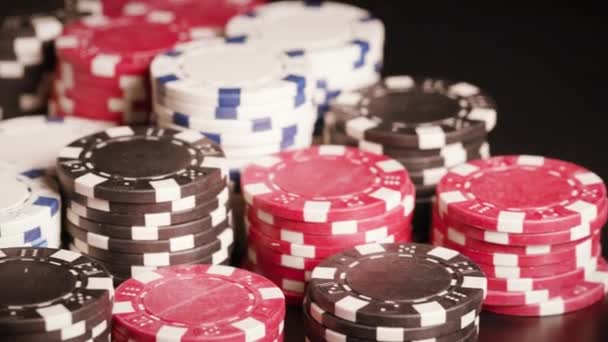 桌上有扑克牌的扑克牌 高质量的4K镜头 — 图库视频影像