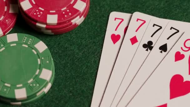 Τέσσερα Όμοια Χαρτιά Πόκερ Στο Πράσινο Τραπέζι Υψηλής Ποιότητας Πλάνα — Αρχείο Βίντεο