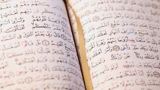 Koranen Eller Koranen Heliga Bok Religiösa Textsidor Närbild Högkvalitativ Film — Stockvideo