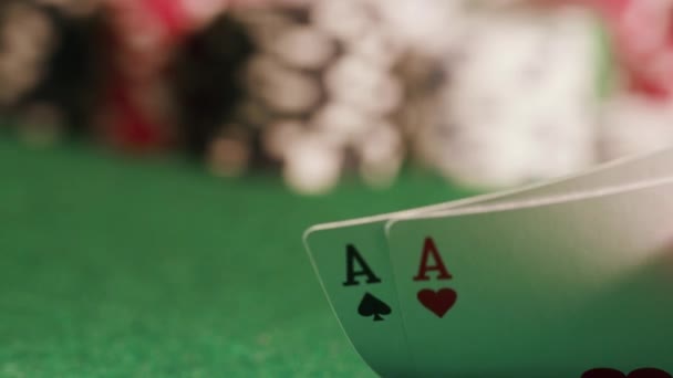 Jogando Cartas Dois Ases Com Fichas Poker Segundo Plano Imagens — Vídeo de Stock