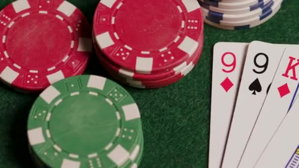 Δύο Ζευγάρια Χέρι Πόκερ Στο Πράσινο Τραπέζι Υψηλής Ποιότητας Πλάνα — Αρχείο Βίντεο