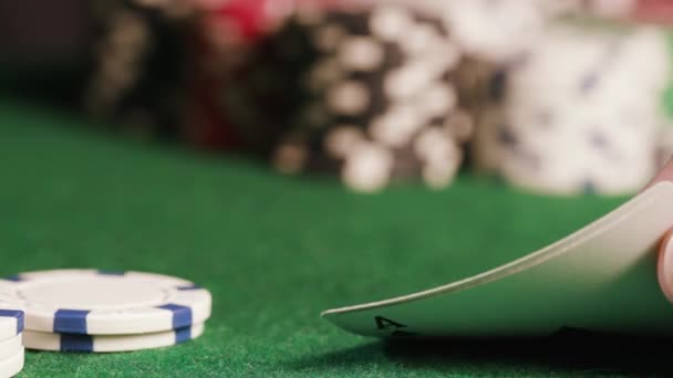 Spela Kort Med Pokermarker Bakgrunden Högkvalitativ Film — Stockvideo