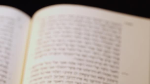 Torá Bíblia Judaica Hebraico Livro Texto Religioso Página Aberta Imagens — Vídeo de Stock