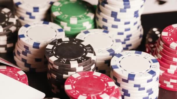 Pokerchips Mit Spielkarten Auf Tisch Hochwertiges Filmmaterial — Stockvideo