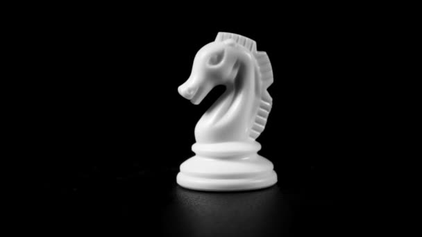 Šachových Figurek Bílých Rytířů Otočném Stole Vysoce Kvalitní Záběry — Stock video