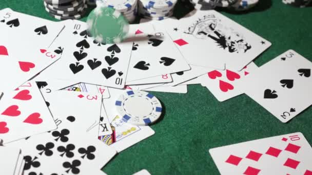 Μάρκες Πόκερ Χαρτιά Στο Τραπέζι Υψηλής Ποιότητας Πλάνα — Αρχείο Βίντεο