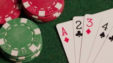 Yeşil masada düz poker eli. Yüksek kalite 4k görüntü