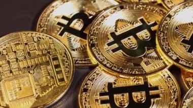 Altın Bitcoin Crypto makro para koyu arkaplan 2 üzerinde. Yüksek kalite 4k görüntü