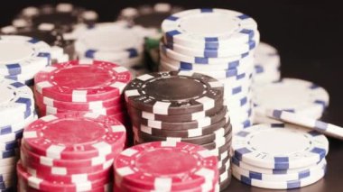 Masa 12 'de kağıt oynayan poker fişleri. Yüksek kalite 4k görüntü