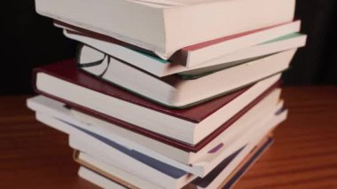 Masa 6 'da yığınla kitap var. Yüksek kalite 4k görüntü