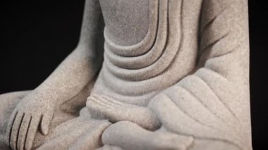 Dekoratif Buda heykeli 7 numaralı arka planda meditasyon yapıyor. Yüksek kalite 4k görüntü