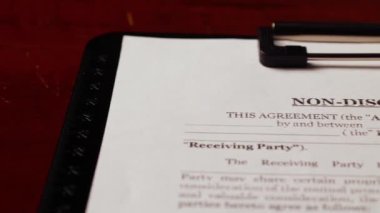 Gizlilik anlaşmasının Dolly çekimi masa 2 'deki önemli form belgesi. Yüksek kalite 4k görüntü