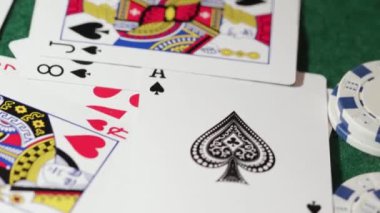 Masa 17 'de kağıt oynayan poker fişleri. Yüksek kalite 4k görüntü