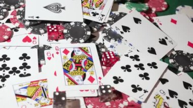 Poker fişleri ve masa 38 'de iskambil kartları. Yüksek kalite 4k görüntü