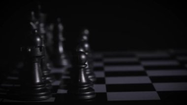 Siyah-beyaz satranç taşları masa tepeleme oyuncağı atışı 3 'e ayarlandı. Yüksek kalite 4k görüntü