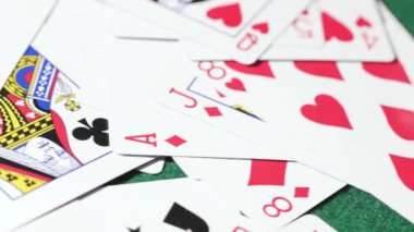 Masa 18 'de kağıt oynayan poker fişleri. Yüksek kalite 4k görüntü