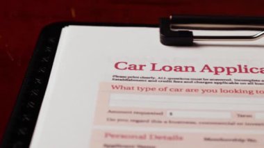 Araba kredisi başvurusunun Dolly çekimi masa 2 'deki önemli form belgesi. Yüksek kalite 4k görüntü
