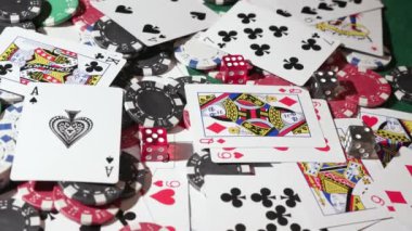 Masa 37 'de kağıt oynayan poker fişleri. Yüksek kalite 4k görüntü