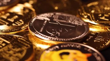 Bitcoins kripto para birimi paralarını masa 1 'de saklıyor. Yüksek kalite 4k görüntü