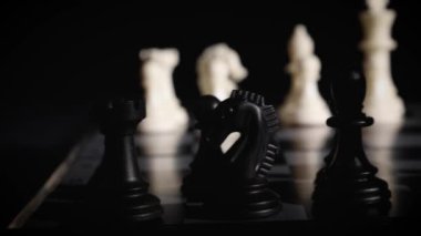 Siyah-beyaz satranç taşları masa kulesi izleme çekimine ayarlandı. Yüksek kalite 4k görüntü