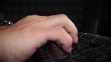 İspanyol erkeğin bilgisayar klavyesi 2 'de yazışlarını yakından çek. Yüksek kalite 4k görüntü