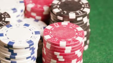 Poker fişleri masa 14 'te. Yüksek kalite 4k görüntü