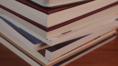 Masa 7 'deki kitap yığınını kaldır. Yüksek kalite 4k görüntü