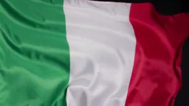 Koyu arka plan 1 'de İtalyan ulusal bayrağı. Yüksek kalite 4k görüntü