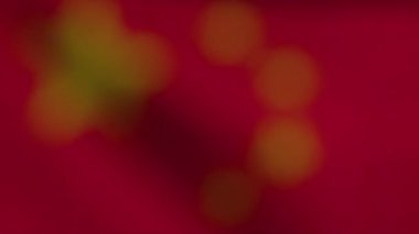 Koyu arka plan 2 'de Çin ulusal bayrağı. Yüksek kalite 4k görüntü