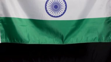 Koyu arkaplan 3 'te Hindistan bayrağı. Yüksek kalite 4k görüntü