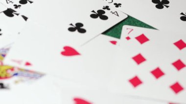 Masa 19 'da kağıt oynayan poker fişleri. Yüksek kalite 4k görüntü
