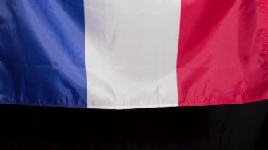 Koyu arka plan 4 'te Fransız ulusal bayrağı. Yüksek kalite 4k görüntü