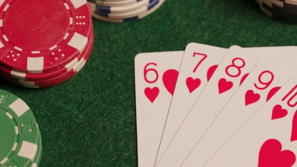 緑のテーブルのまっすぐなフラッシュ ポーカーの手 高品質の4K映像 — ストック動画