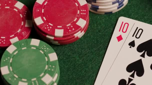 Jedna Pokerová Ruka Zeleném Stole Vysoce Kvalitní Záběry — Stock video