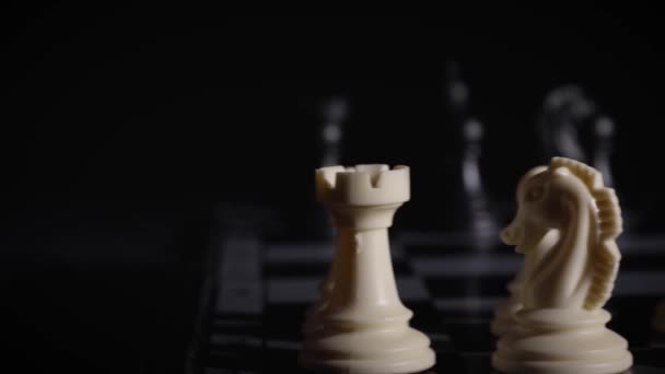 Черно Белые Шахматные Фигуры Выставленные Стол Следили Шестью Выстрелами Высококачественные — стоковое видео