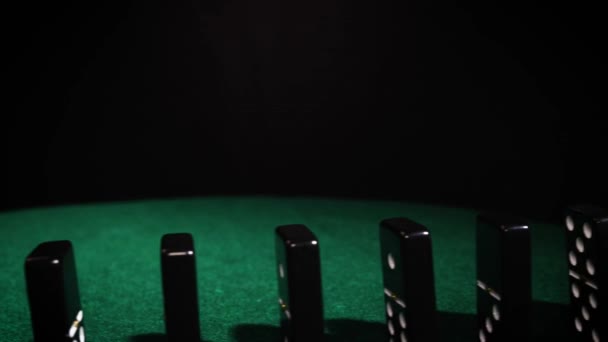 Zwarte Domino Tegels Vallen Elkaar Groene Tafel Hoge Kwaliteit Beeldmateriaal — Stockvideo