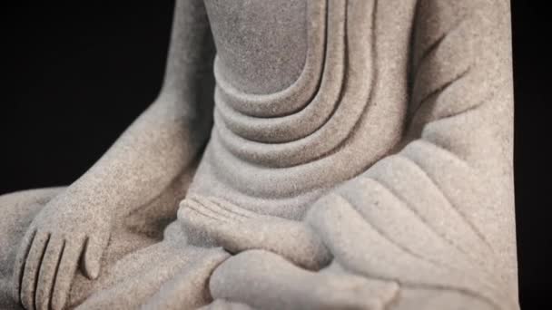 Декоративная Скульптура Будды Медитирует Темном Фоне Высококачественные Кадры — стоковое видео
