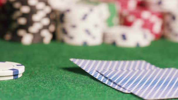 Jeter Des Cartes Jouer Sur Une Table Poker Verte Images — Video